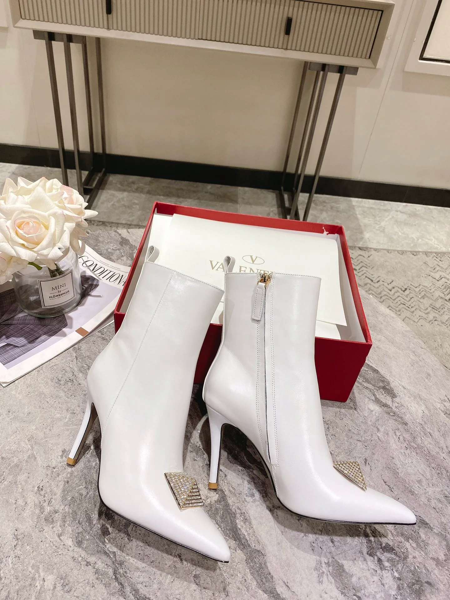 👟👟Ex-factory price 540👟👟 Genuine leather sole +40 [Valentino] Valentino autumn and winter fashion women's boots: comfortable and versatile, making your legs look longer! Fabric: Imported first-layer cowhide ⚡With inner zipper version ⚡The lining and feet are all high-end sheepskin! Outsole: There are two options: non-slip and wear-resistant rubber outsole and Italian leather outsole ~ equipped with Warren's [Pyramid] special buckle that will not rust. Number of yards: 35−41 (customized for sizes 34-42): rubber sole, - genuine leather sole +40